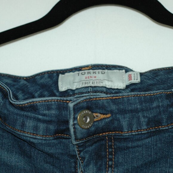 Torrid Boyfriend Jeans – Flaw - Medium Wash Stretch Denim Cropped Plus Size 18 - Picture 6 of 16